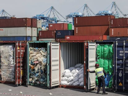 Varios contenedores repletos de residuos plásticos localizados por las autoridades de Malasia en el Puerto Klang, en Selangor, el pasado año.