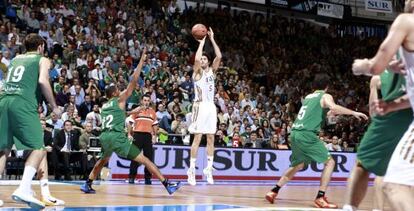 Rudy lanza un triple con el Madrid.