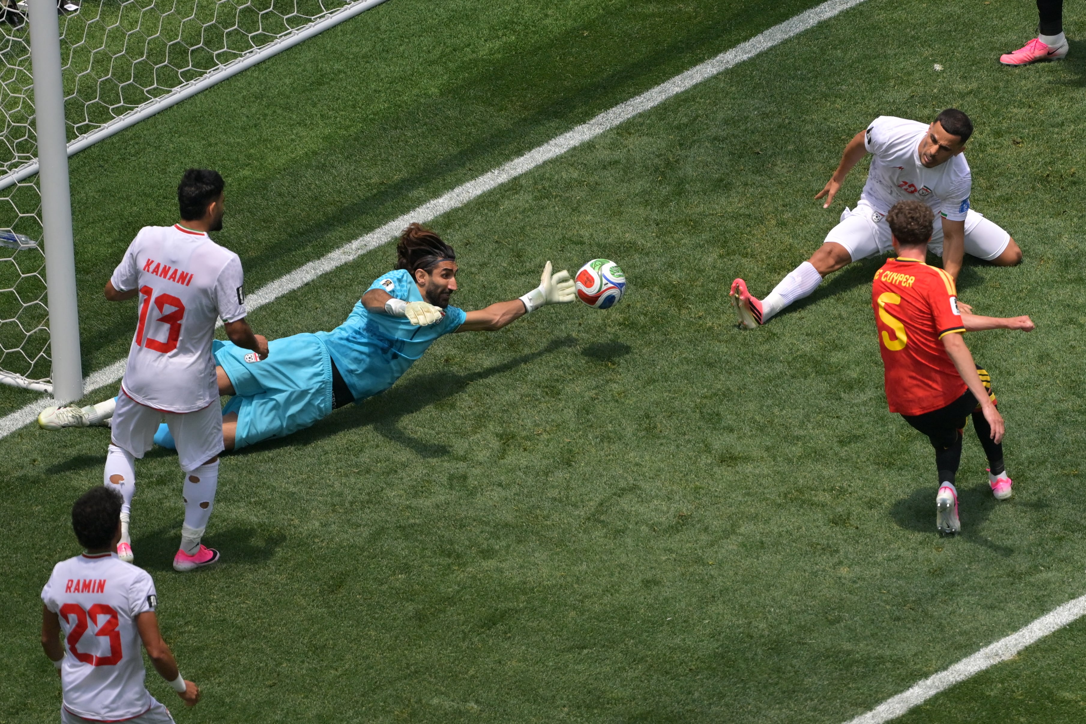 Beiranvand y Courtois protagonizan un duelo de porteros en el empate entre Irán y Bélgica