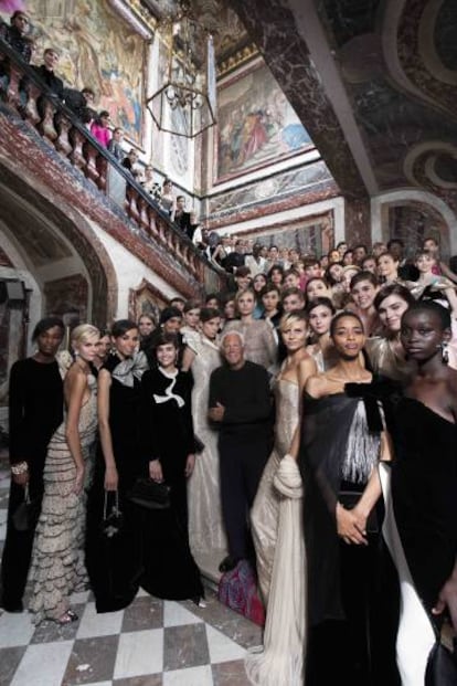 Armani, con sus modelos tras un desfile en París en 2018.