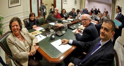 La alcaldesa Rita Barberá y concejales de su gobierno con la nueva ejecutiva de la Federación de Asociaciones de Vecinos.