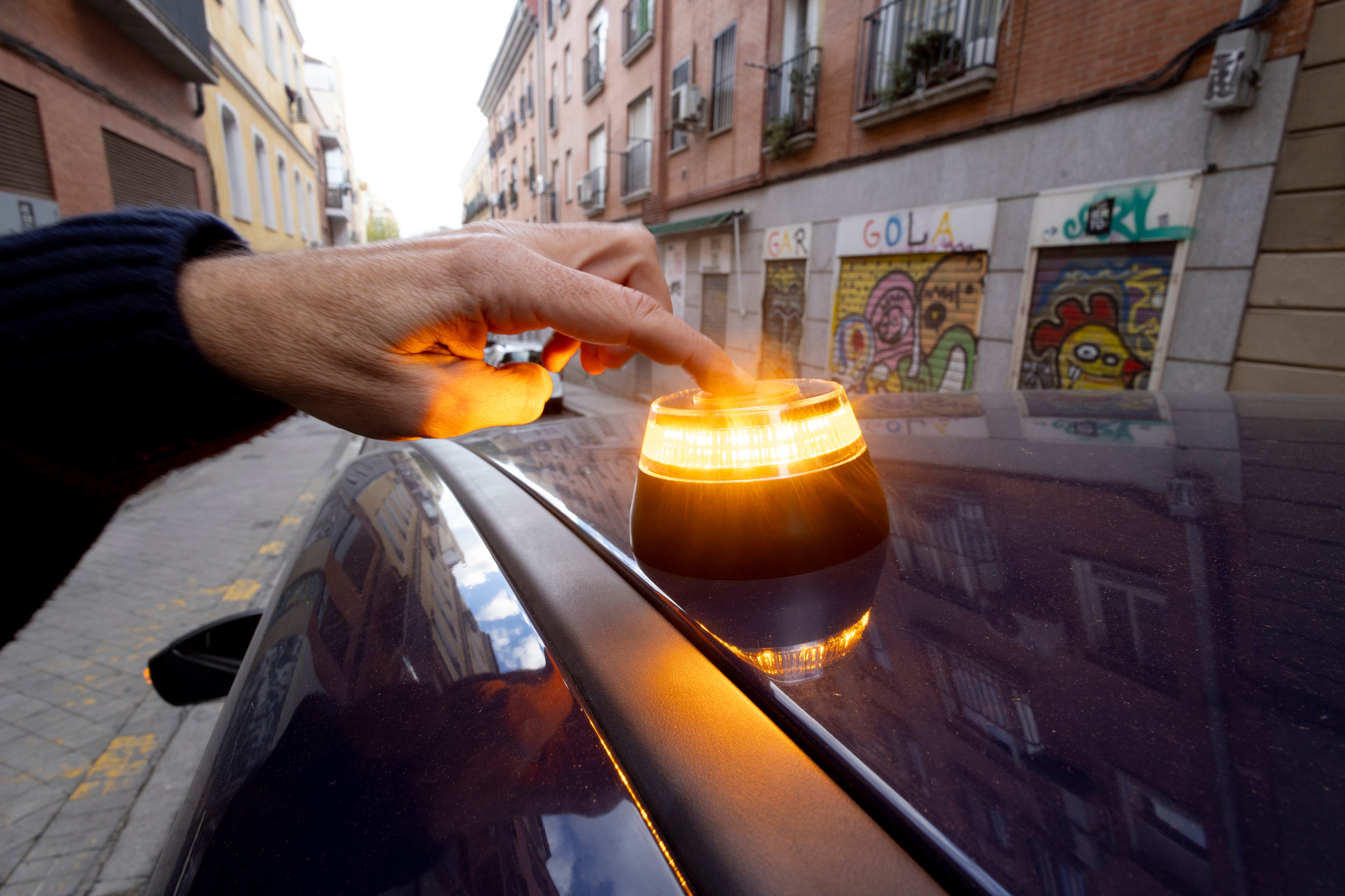 V‑16 obbligatoria dal 2026: costi, multe e rischi di tracciamento del veicolo