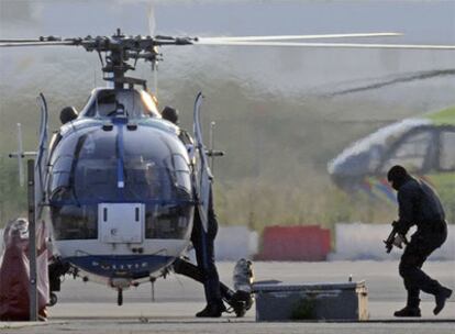 Un helicóptero ha trasladado a Radovan Karadzic a La Haya desde el aeropuerto de Rotterdam.