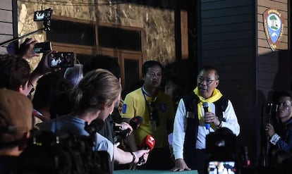 El gobernador de la provincia de Chiang Rai da una rueda de prensa cerca de la cueva