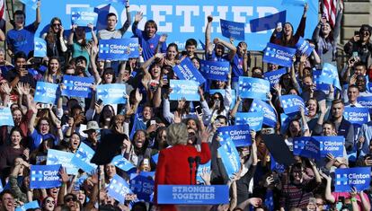 Seguidors de Clinton reaccionen durant un dels seus mítings aquest dilluns.