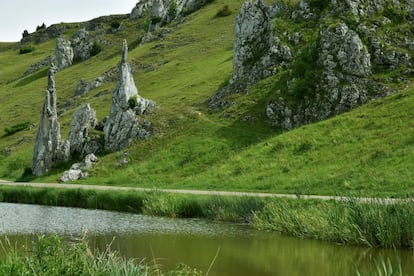 ¿Qué le pasa a una chica que tiene una aventura con el pescador del valle contra el criterio de su señora feudal, que desdeña a los hombres? Pues está claro: que se convierte en piedra. Tal destino sufrieron dos virginales doncellas del valle de Eselsburg, reserva natural cercana a Herbrechtingen, en el Estado alemán de Baden-Wurtemberg. Los ganadores de esta historia son los caminantes y ciclistas de esta reserva natural, que hoy pueden admirar a estas dos solteronas de piedra y sus reflejos en el lago que tienen a sus pies. <br></br> Más información: heidenheim.de