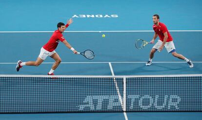 Djokovic devuelve una pelota, durante el partido de dobles de la final de la ATP Cup. 