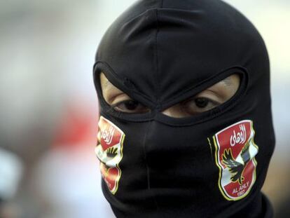 Un miembro del Black Bloc, en la plaza de Tahrir en El Cairo.