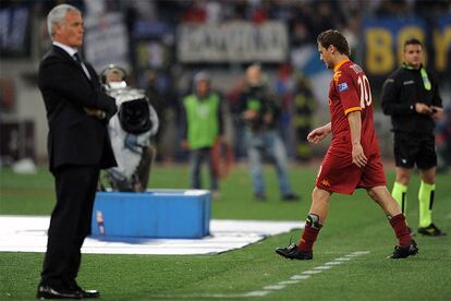 Totti abandona el terreno de juego con Claudio Ranieri en primer término.