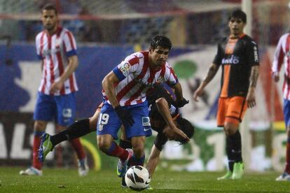 Diego Costa trata de irse de Tino Costa.