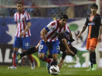 Diego Costa trata de irse de Tino Costa.