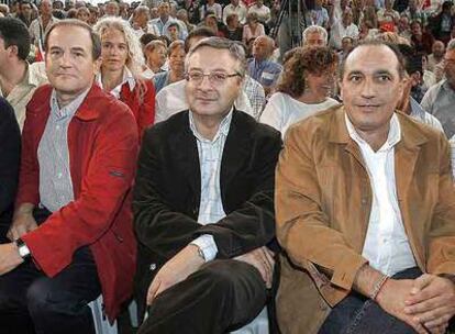 José Blanco, entre Fernando Puras (izquierda) y Carlos Chivite, durante un acto en Mendavia (Navarra) en octubre.