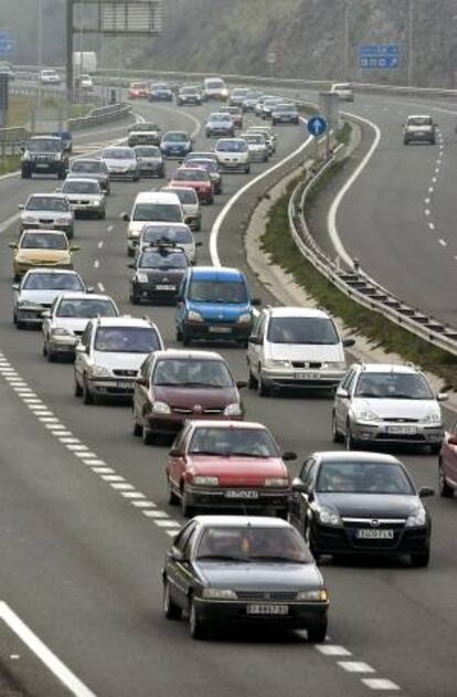 Numerosos coches circulan por la A-8 en sentido Bilbao-Cantabria durante una operación retorno de  vacaciones. EFE/Archivo