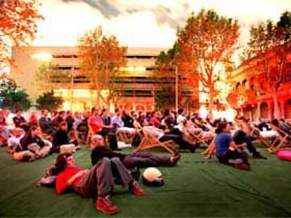 El público de Mecal Dosmiluno, en el Pati Joan Corominas del CCCB.