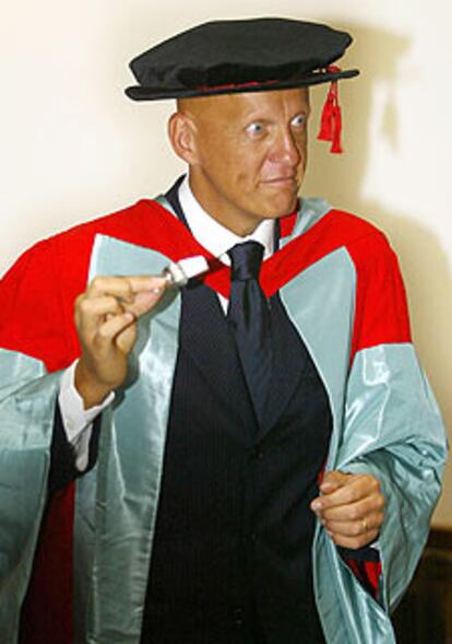 Pierluigi Collina, investido doctor <i>honoris causa</i> en la Universidad de Hull.