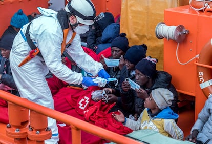 Varias mujeres africanas y sus hijos esperan el momento para desembarcar en el muelle de Arguineguín, Gran Canaria, el 23 de enero 2021. 