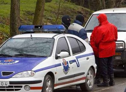 Agentes de la Ertzaintza vigilan el lugar donde se encontraron los explosivos, en Atxondo.