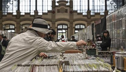 Un aficionado rebusca entre los discos de la feria.