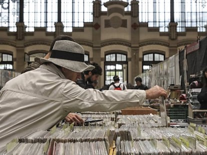 Un aficionado rebusca entre los discos de la feria.