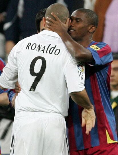 Sammuel Eto'o saluda al madridista Ronaldo antes del inicio del encuentro del 5-5-2007.