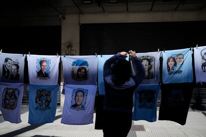 Un vendedor expone camisetas con la imagen de la vicepresidenta y de diferentes líderes argentinos, frente a la casa de Fernández de Kirchner. 