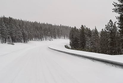 The Raja-Jooseppi highway in the middle of the forest, at the end of March. 