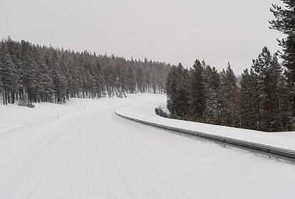 La carretera de Raja-Jooseppi, en medio de la taiga, a finales de marzo. 