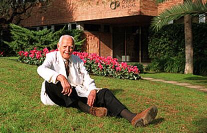 El profesor Jaime Planas, fotografiado el miércoles en Barcelona, ante la clínica que lleva su nombre.