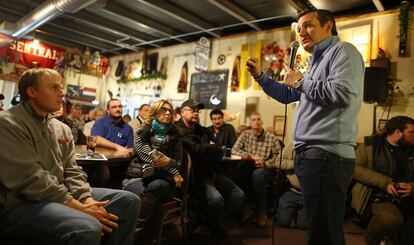 O candidato republicano Ted Cruz em um restaurante de Iowa.