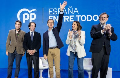El líder del PP, Alberto Núñez Feijóo, en el centro, con Carlos Mazón, José María Aznar, María José Catalá y Mariano Rajoy, en la Intermunicipal del PP que se celebra este fin de semana en la Ciudad de las Ciencias de Valencia.