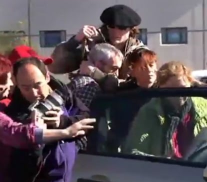 11 de noviembre de 2013. Jon Koldo Aguinagalde (centro, camisa de cuadros) ha salido en libertad de la cárcel de Albolote (Granada), tal y como ordenó el viernes la Audiencia Nacional, siendo una excarcelación más de miembros de ETA tras el fallo en contra de la aplicación de la "doctrina Parot".