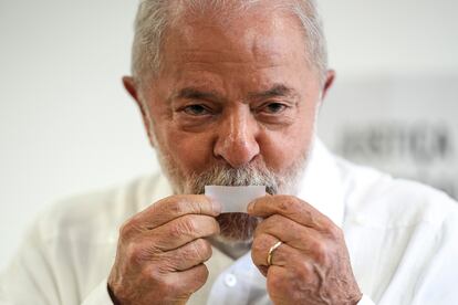 EL REGRESO DE LULA
Cuatro años de Jair Bolsonaro han sido suficientes para que los brasileños decidieran apartar del poder al populismo. Lula da Silva ha sido el responsable del vuelco con su regreso a la presidencia del país. En la imagen, el entonces aún candidato besa la papeleta electoral el 30 de octubre, día de la segunda vuelta.