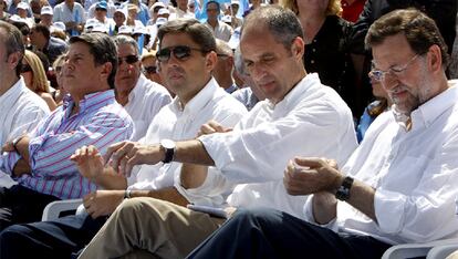 El fuerte calor hace en Alicante hace que Trillo (diputado electo por Alicante), Rambla, Camps y Rajoy se remanguen las camisas.