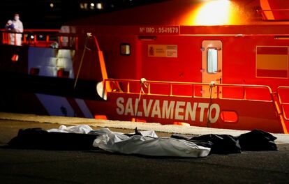 Los cuerpos sin vida de varios migrantes en el puerto de Arguineguín. 