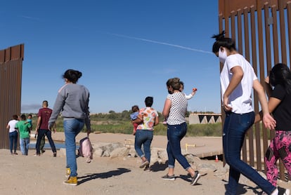 Un grupo de migrantes brasileños caminan pro la frontera de EE UU y México