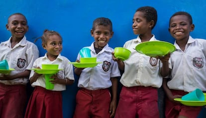 Un grupo de estudiantes esperan a entrar al comedor de su escuela.