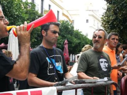 Protesta de trabajadores del Ayuntamiento de Jerez, durante el pleno municipal de este viernes.