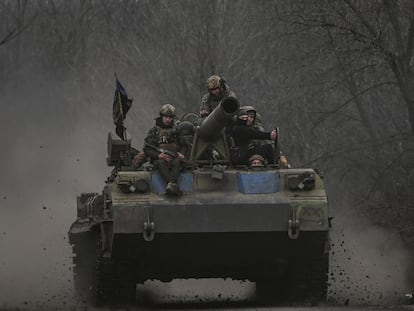 Un grupo de soldados ucranios montados en un tanque en las cercanías de Bajmut, en la región del Donbás, el pasado 15 de marzo.