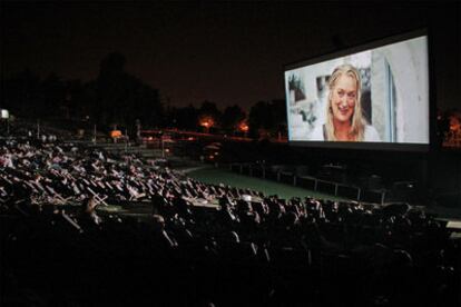 Público disfrutando de un estreno cinematográfico en la pantalla gigante instalada en el parque Enrique Tierno Galván.