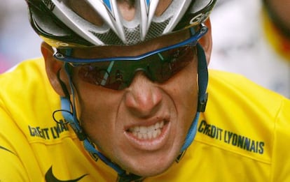 Armstrong, vestido con el maillot de líder del Tour de 2005.