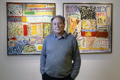 Vicente Verdú, junto a una de sus obras en la galería de arte David Bardía de Madrid, el 25 de noviembre de 2016.