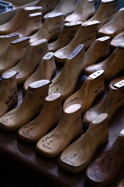 Los prototipos de los moldes de zapatos son fabricados a mano por artesanos de la firma en su sede inglesa. Después son reproducidos por los fabricantes.