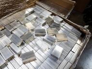 Piezas de aluminio almacenadas en una fábrica de California.