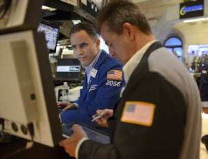 Comerciantes de bolsa trabajando el pasado 6 de julio, en la sede de la Bolsa de Valores de Nueva York (NYSE) en Nueva York (EEUU). EFE/Archivo