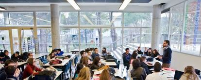 Protesta de alumnos y docentes contra los recortes en la la Universidad Autónoma de Barcelona.