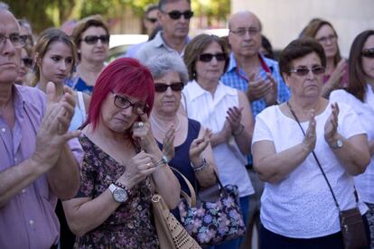 Vecinos de Cuenca durante el minuto de silencio en la diputación de Cuenca.