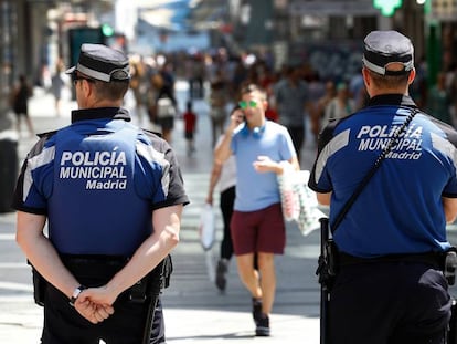 Dos agentes de la Polic&iacute;a Municipal de Madrid en julio de 2017.