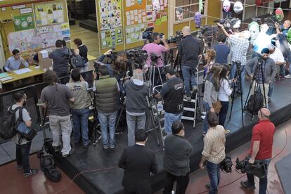 Numerosos medios de comunicación se han dado cita en el colegio electoral de la ciudad de Buenos Aires, donde el candidato a la presidencia Mauricio Macri depositará su voto.