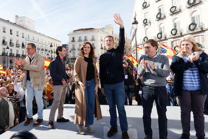 Aznar, Ayuso, Feijóo y Martínez-Almeida, durante la concentración contra la amnistía convocada por el PP el domingo en la Puerta del Sol.