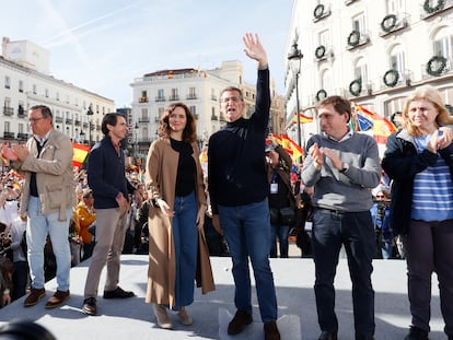 Aznar, Ayuso, Feijóo y Martínez-Almeida, durante la concentración contra la amnistía convocada por el PP el domingo en la Puerta del Sol.